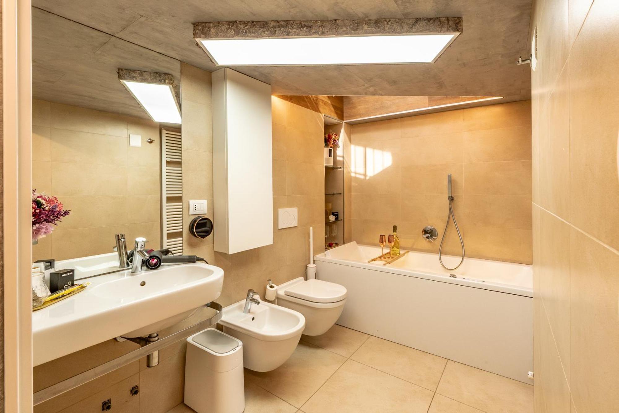 Luxe & Central Haven - Jacuzzi, Sauna, Steam, Private Parking Комо Екстер'єр фото